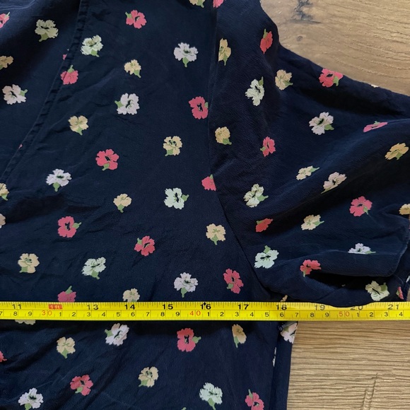 Madewell 100% Silk Floral Blouse Women’s 12 Navy V-Neck Ruched Short Sleeve - Picture 6 of 8